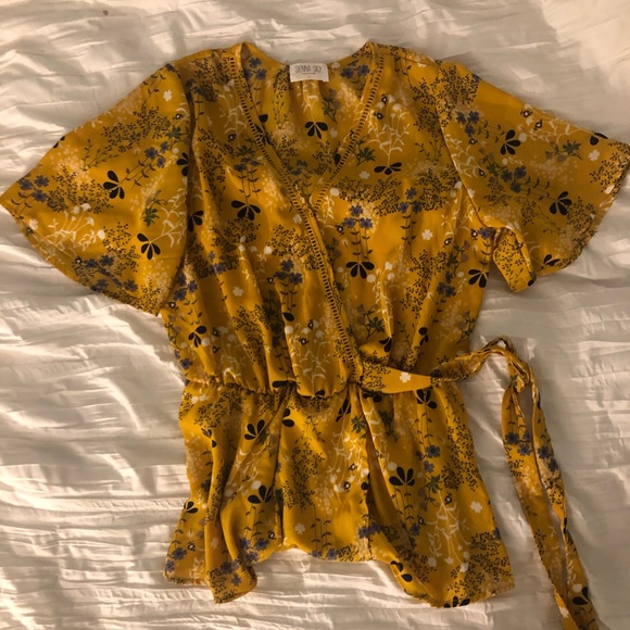 Wrap Front Top - Picture 1 of 3